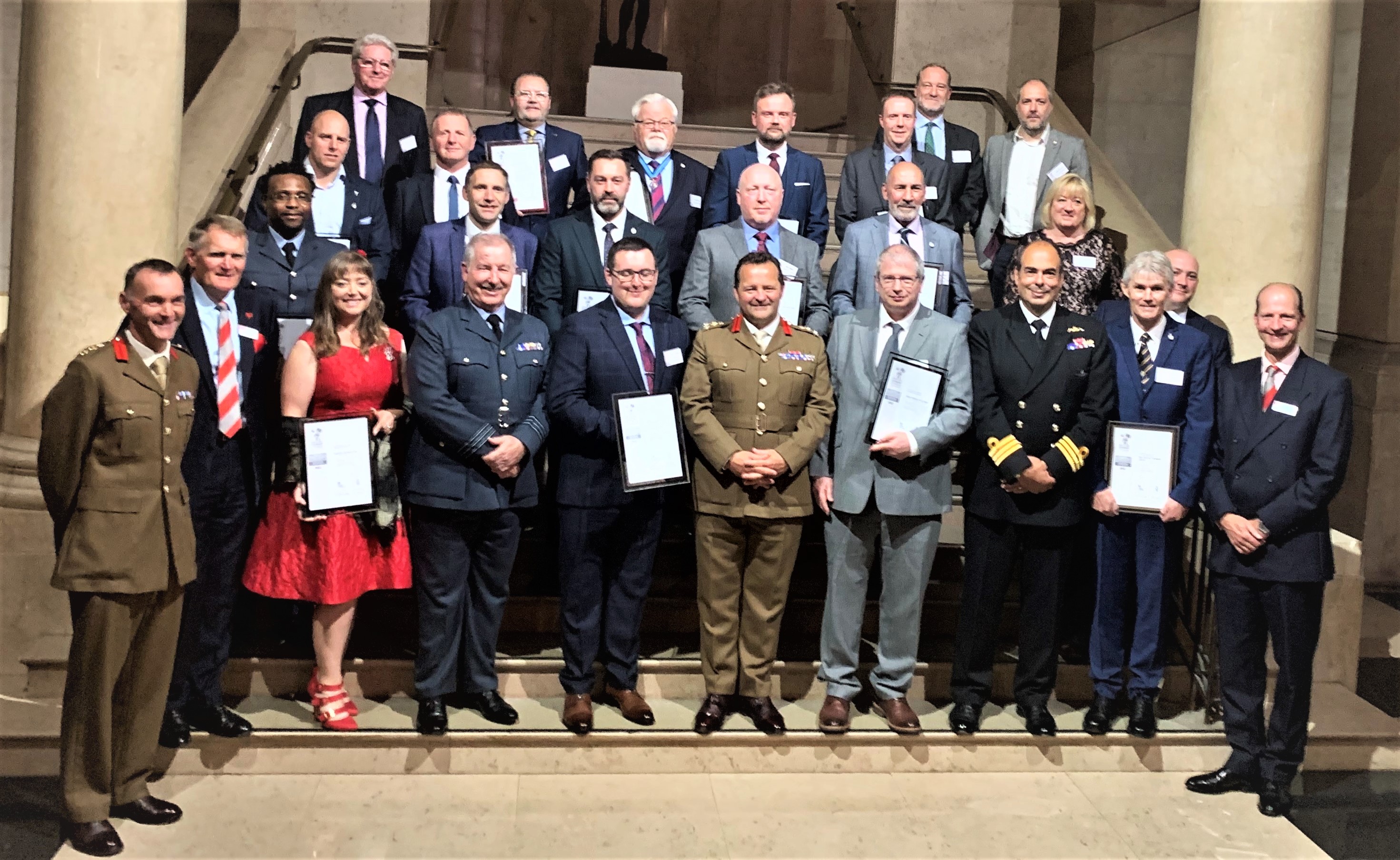 Llun grŵp o'r rhai oedd yn seremoni wobrwyo'r Cynllun Cydnabod Cyflogwyr Amddiffyn (ERS). 