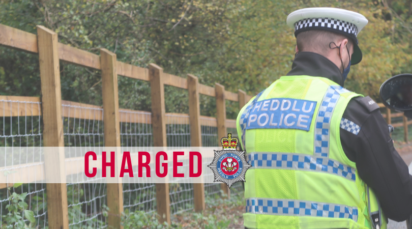 Cyhuddo dyn â bwriad i werthu cyffuriau dosbarth A ar ôl rhyng-gipio car mewn gorsaf gwasanaethau traffordd