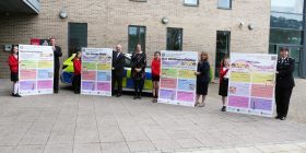 Plant Ysgol y Felin a chynrychiolwyr y partneriaid gyda'r Siarter mewn pedair iaith