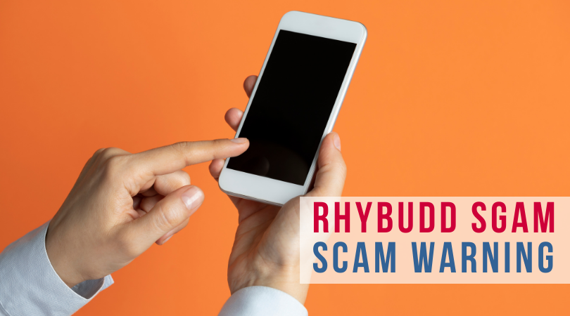 Llaw yn cyffwrdd a ffon symudol, gyda'r geiriau "Rhybuudd sgam - scam warning"